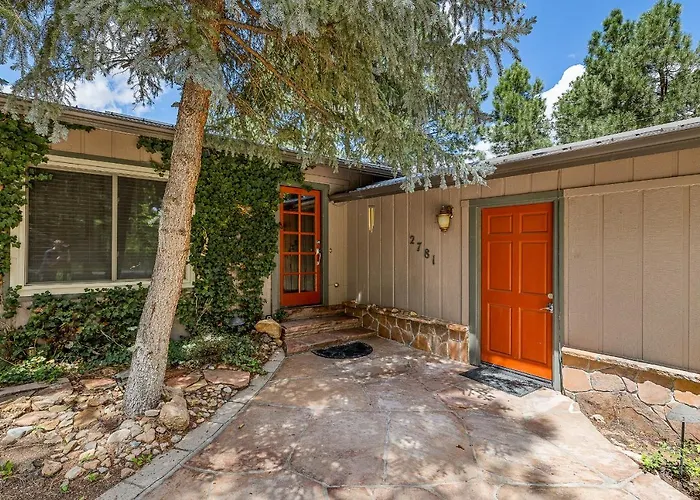 Holiday home Captivating Continental Country Club Retreat With 4 Bdr And Spacious Deck! *