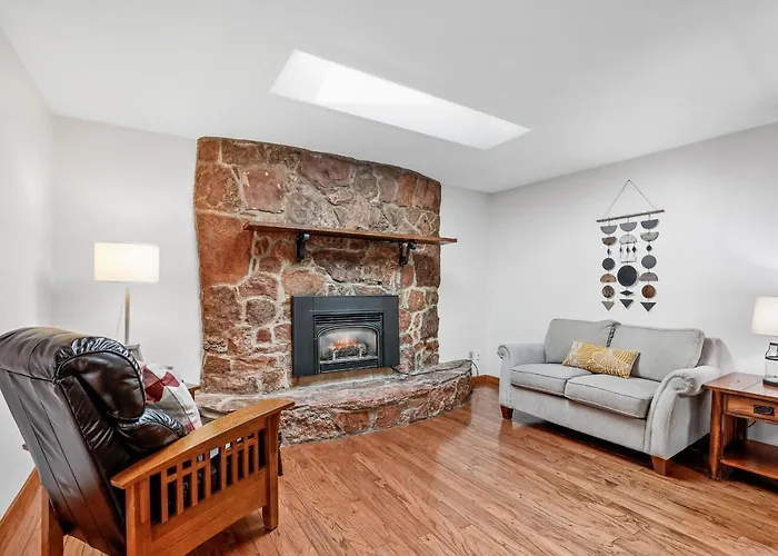 Captivating Continental Country Club Retreat With 4 Bdr And Spacious Deck! *