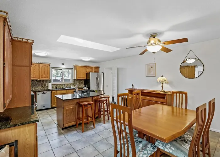 Captivating Continental Country Club Retreat With 4 Bdr And Spacious Deck!