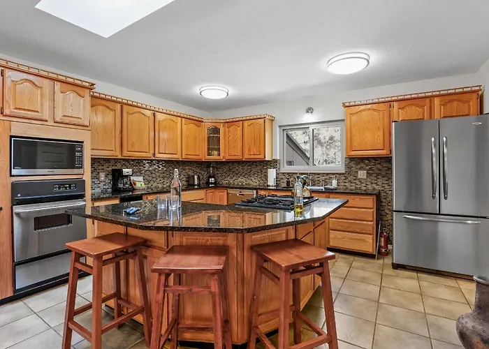Holiday home Captivating Continental Country Club Retreat With 4 Bdr And Spacious Deck! *