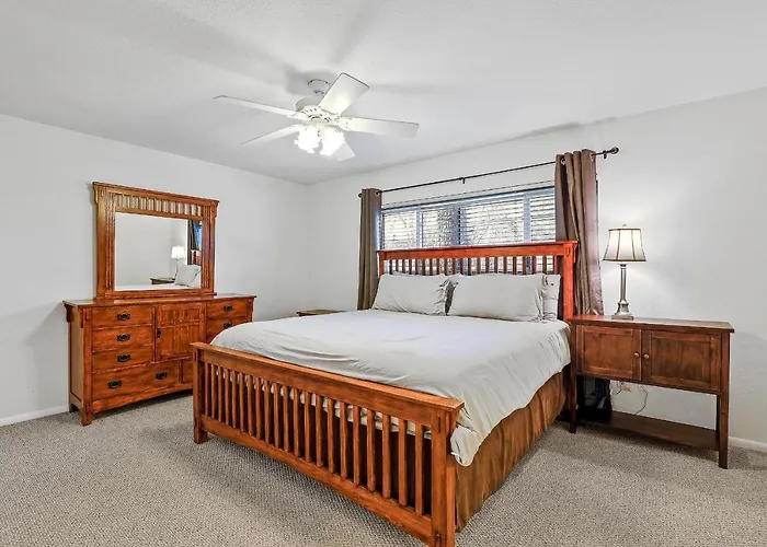 Captivating Continental Country Club Retreat With 4 Bdr And Spacious Deck! *