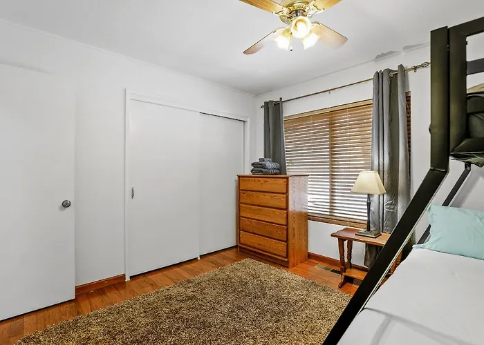 Captivating Continental Country Club Retreat With 4 Bdr And Spacious Deck! *